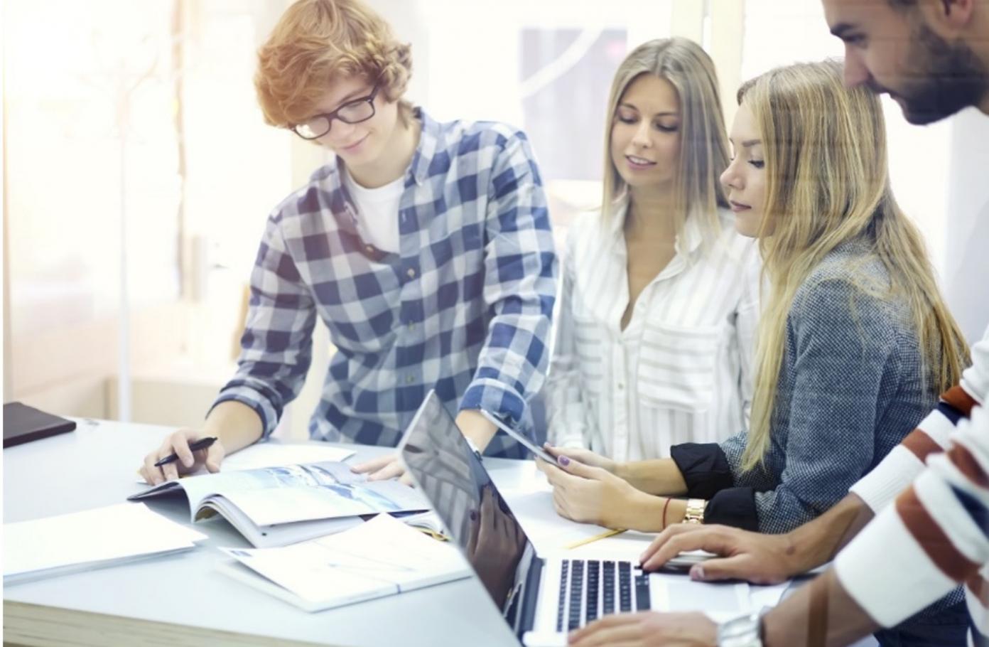 Facilitadora revisando registros de transacciones en sesión grupal online